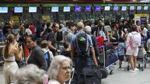 Passageiros no terminal 1 do aeroporto de Lisboa, durante a greve da Portway, desde as 00:00 de hoje e até às 23:59 do dia 28, nos aeroportos de Lisboa, Porto, Faro e Funchal, organizada pelo Sindicato Nacional Dos Trabalhadores Da Aviação Civil (SINTAC), contra a política de recursos humanos assumida ao longo dos últimos anos pela Portway, empresa detida pelo Grupo VINCI, de "confronto e desvalorização dos trabalhadores por via de consecutivos incumprimentos do Acordo de Empresa, confrontação disciplinar, ausência de atualizações salariais, deturpação das avaliações de desempenho que evitam as progressões salariais e má-fé nas negociações", junto ao aeroporto de Lisboa, 26 de agosto de 2022. MIGUEL A. LOPES/LUSA