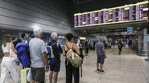 Passageiros no terminal 1 do aeroporto de Lisboa, durante a greve da Portway, desde as 00:00 de hoje e até às 23:59 do dia 28, nos aeroportos de Lisboa, Porto, Faro e Funchal, organizada pelo Sindicato Nacional Dos Trabalhadores Da Aviação Civil (SINTAC), contra a política de recursos humanos assumida ao longo dos últimos anos pela Portway, empresa detida pelo Grupo VINCI, de "confronto e desvalorização dos trabalhadores por via de consecutivos incumprimentos do Acordo de Empresa, confrontação disciplinar, ausência de atualizações salariais, deturpação das avaliações de desempenho que evitam as progressões salariais e má-fé nas negociações", junto ao aeroporto de Lisboa, 26 de agosto de 2022. MIGUEL A. LOPES/LUSA