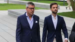 O diretor de comunicação do FC Porto, Francisco J. Marques (E), e o comentador do Porto Canal Diogo Faria (D), à chegada ao Campus de Justiça esta manhã no início do julgamento no Juízo Central Criminal de Lisboa sobre a divulgação dos emails do Benfica no Porto Canal, em Lisboa, 16 de setembro de 2022. MIGUEL A. LOPES/LUSA
