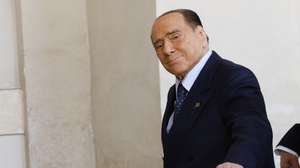 epa10256329 Leader of 'Forza Italia' party Silvio Berlusconi arrives for a meeting with Italian president for the first round of formal political consultations for new government at the Quirinale Palace in Rome, Italy, 21 October 2022.  EPA/FABIO FRUSTACI
