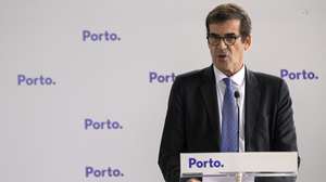 O presidente da Câmara Municipal do Porto, Rui Moreira, intervém na cerimónia da formalização de acordo para a reabilitação de 47 casas nas ilhas da Lomba, no Porto, 18 de novembro de  2022. FERNANDO VELUDO/LUSA