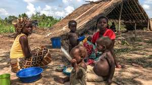 Casas destruídas pelo ciclone Gombe, bairro de Topelane, vila de Monapo, província de Nampula, Moçambique, 13 de março de 2022. A tempestade Gombe chegou à costa moçambicana na madrugada de sexta-feira na categoria de ciclone intenso com chuva torrencial e vento de 165 quilómetros por hora, com rajadas superiores a 200 km/hora. ANDRÉ CATUEIRA/LUSA