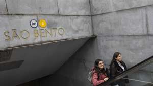 Passageiros à saída da estação de metro de São Bento, no Porto, 5 de dezembro de 2022. O Metro do Porto celebra este mês o seu 20º Aniversário. (ACOMPANHA TEXTO DE 06 DE DEZEMBRO DE 2022). JOSÉ COELHO/LUSA