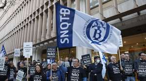 Bancários protestam em frente ao Novo Banco, numa ação organizada pelo Sindicato Nacional dos Quadros e Técnicos Bancários (SNQTB), contra os aumentos salariais propostos pelos bancos para 2023 e a exclusão dos reformados bancários da meia pensão extraordinária decida pelo Governo no final do ano passado, em Lisboa, 12 de janeiro de 2023. ANTÓNIO PEDRO SANTOS/LUSA