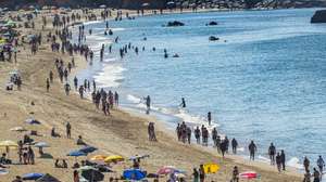 Turistas na praia do Inatel, em Albufeira, 07 de julho de 2022. Segundo o Instituto Português do Mar e da atmosfera (IPMA), nos próximos dias, Portugal continental irá enfrentar uma situação de tempo quente persistente, que deverá dar origem a uma onda de calor em muitas áreas do território. LUÍS FORRA/LUSA