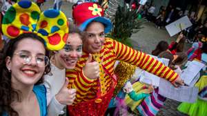 Um desfile de Carnaval serviu para 24 crianças expressarem a sua voz, mostrando, de cartazes erguidos, que são “cidadãs ativas” com opiniões sobre o futuro da cidade, numa iniciativa da candidatura Ponta Delgada a Capital Europeia da Cultura, Ponta Delgada, 04 de Fevereiro de 2023. Na freguesia da Fajã de Baixo, Ponta Delgada, ouvia-se uma imitação do cântico típico dos cagarros, as aves que pululam as costas das ilhas açorianas, entoada por crianças dos 6 aos 11 anos, que circulavam à volta de uma palmeira, erguendo cartazes com palavras de ordem. (ACOMPANHA TEXTO DE 07 DE FEVEREIRO DE 2023). EDUARDO COSTA/LUSA