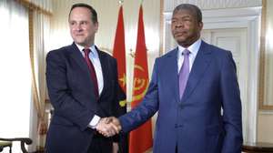 O Presidente de Angola, João Lourenço (D), cumprimenta o ministro das Finanças português, Fernando Medina (E), momentos antes de um encontro no Palácio Presidencial, em Luanda, Angola, 05 de abril de 2023. AMPE ROGÉRIO/LUSA