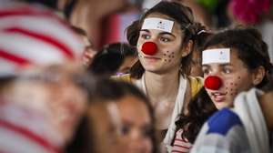 Alunas com narizes vermelhos durante a celebração da terceira edição do Dia do Nariz Vermelho, organizado pela Operação Nariz Vermelho, vai contar com a participação de cerca de 60 escolas e Universidades de todo o País, com mais de 10.000 alunos inscritos para sensibilizar os mais novos e realçar a importância da solidariedade social, na escola secundária da Ramada, em Odivelas, 27 de abril de 2012. MARIO CRUZ/LUSA