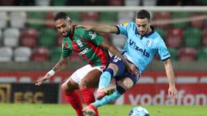O jogador do Marítimo, Vitor Costa (E), disputa a bola com o jogador do Vizela, Kiko (D), durante o jogo da 16.ª jornada da Primeira Liga de futebol, disputado no Estádio do Marítimo, no Funchal, 28 de dezembro de 2021. HOMEM DE GOUVEIA/LUSA