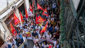 Concentração e ação de protesto no âmbito da greve nacional no setor social (IPSS e Misericórdias), que decorreu junto á sede da Confederação Nacional das Instituições de Solidariedade (CNIS), no Porto, 31 de maio de 2023. A greve foi convocada pelo Sindicato dos Trabalhadores da Saúde, Solidariedade e Segurança Social, na sequência da tomada de posição da CNIS em relação à proposta de tabelas salariais dos sindicatos.  RUI MANUEL FARINHA/LUSA