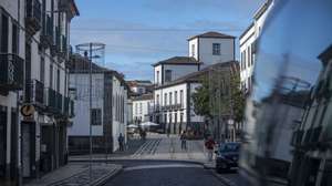 A Câmara Municipal de Ponta Delgada decidiu manter em vigor as alterações ao trânsito implementadas durante a quadra festiva no centro histórico. O presidente da autarquia, Pedro Nascimento Cabral (ausente na foto), refere que o objetivo é promover uma “cidade verdadeiramente sustentável do ponto de vista ambiental, social e económico”. em Ponta Delgada, 05 de Janeiro de 2022. EDUARDO COSTA/LUSA