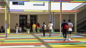 Alunos no espaço exterior da Escola Secundária de Vouzela, situada numa vila do distrito de Viseu, e que é a primeira escola pública do ranking das melhores médias nos exames nacionais, Vouzela, 5 de junho de 2023. (ACOMPANHA TEXTO DE 16-06-2023) PAULO NOVAIS/LUSA