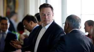 epa10629640 SpaceX, Twitter and electric car maker Tesla CEO Elon Musk (C) talks to another CEO before a roundtable during the 6th edition of the &#039;Choose France&#039; Summit, at the Chateau de Versailles, outside Paris, France, 15 May 2023. Since 2018, the Choose France Summit seeks to promote Franceâ€™s economic attractiveness and encourage international investment across the country and brings together hundreds of leaders from the largest multinational corporations.  EPA/LUDOVIC MARIN / POOL  MAXPPP OUT