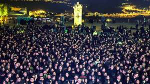 Estudantes da Universidade de Coimbra durante a Serenata Monumental que assinalou o arranque da edição da Queima das Fitas de Coimbra de 2023, no Pátio das Escolas da Universidade de Coimbra, em Coimbra, 19 de maio de 2023. PAULO NOVAIS/LUSA