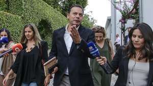 O presidente do PSD, Luís Montenegro (C), à chegada à reunião do Conselho Estratégico Nacional (CEN) e que integra 25 coordenadores, tendo como objetivo apoiar a Direção Nacional do PSD, através da preparação de ideias e de propostas políticas na Casa Cinema Manoel Oliveira em Serralves, Porto, 15 de julho de 2023. MANUEL FERNANDO ARAÚJO / LUSA