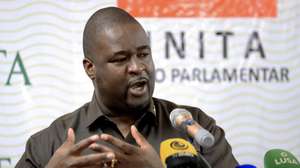 O líder da bancada parlamentar da União Nacional para a Independência Total de Angola (UNITA), Liberty Chiaka, intervém numa conferência de imprensa sobre o desempenho do Presidente de Angola, João Lourenço, “neste seu primeiro ano do último mandato constitucional”, em Luanda, Angola, 14 de setembro de 2023. AMPE ROGÉRIO/LUSA