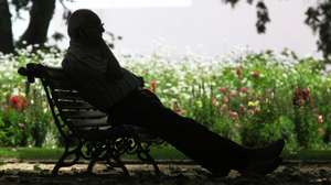 Um cidadão descansa na sombra de uma árvore no jardim municipal de Beja, com as temperaturas a meio da manhã a rondar os 30 graus, em Beja, 13 de maio de 2015. Os distritos de Portalegre, Évora e Beja estão hoje sob aviso amarelo (entre as 06:00 e as 23:59) devido à previsão de persistências de valores elevados da temperatura máxima. A temperatura máxima pode atingir hoje um valor recorde em Portugal para o mês de maio, a confirmarem-se os 40 graus Celsius previstos para Beja. NUNO VEIGA/LUSA