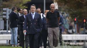 O antigo ministro da Economia e arguido no julgamento do processo EDP, Manuel Pinho (E), à entrada para o julgamento no Campus de Justiça, em Lisboa, 13 de outubro de 2023. O julgamento do processo EDP tem como arguidos o antigo presidente do BES, Ricardo Salgado, o ex-ministro da Economia Manuel Pinho e a mulher, Alexandra Pinho. ANDRÉ KOSTERS/LUSA