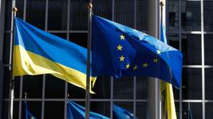 epa09791552 Ukrainian flags are hoisted along Flag of Europe to show solidarity with Ukraine over the Russian aggression, in front of the European Parliament in Brussels, Belgium, 28 February 2022. EU defence ministers are meeting via video conference on 28 February to discuss the latest situation on the ground in Ukraine, following Russia's military invasion.  EPA/STEPHANIE LECOCQ