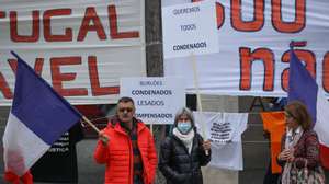 Lesados do BES/NB durante a ação de protesto por ocasião da leitura do acórdão do processo de Ricardo Salgado, no âmbito da Operação Marquês, no Juízo Central Criminal de Lisboa, 07 de março de 2022. ANTÓNIO COTRIM/LUSA