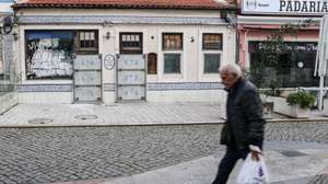 A baixa de Algés , em Oeiras, passou a ter comportas nas portas de lojas comerciais, 28 de novembro de 2023. (ACOMPANHA TEXTO DA LUSA DO DIA 05 DEZEMBRO 2023).   MANUEL DE ALMEIDA/LUSA