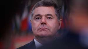 epa10942177 Eurogroup President Paschal Donohoe speaks to the press upon arrival for the European Council meeting in Brussels, Belgium, 27 October 2023. In a two-day summit on 26-27 October, EU leaders are expected to address the situation in the Middle-East and Ukraine, as well as the EU&#039;s long-term budget, migration, and external relations.  EPA/OLIVIER MATTHYS