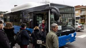 Utentes da nova rede de autocarros da Área Metropolitana do Porto - Unir, à entrada para um autocarro em Vila Nova de Gaia, 03 de janeiro de 2024. (ACOMPANHA TEXTO DA LUSA DE 04 DE JANEIRO DE 2024). JOSÉ COELHO/LUSA