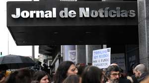 Trabalhadores participam na greve de 24 horas das redações do Jornal de Notícias, TSF, O Jogo e Diário de Notícias, detidas pelo Global Media Group (GMG), convocada pelo Sindicato dos Jornalistas, Porto, 10 de janeiro de 2024. Os trabalhadores do GMG "exigem o pagamento imediato das retribuições em falta, do subsídio de Natal e a remuneração devida aos prestadores de serviço, vulgo “recibos verdes”; exigem que a Comissão Executiva ponha termo imediato a qualquer processo que determine a cessação de contratos de trabalho; exigem que a administração coloque o seu foco no investimento e na melhoria das condições de trabalho de forma a projetar o crescimento do grupo e a propiciar condições para uma efetiva liberdade de informação de todos os cidadãos". FERNANDO VELUDO/LUSA