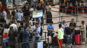 Passageiros no terminal 1 do aeroporto de Lisboa, durante a greve da Portway, desde as 00:00 de hoje e até às 23:59 do dia 28, nos aeroportos de Lisboa, Porto, Faro e Funchal, organizada pelo Sindicato Nacional Dos Trabalhadores Da Aviação Civil (SINTAC), contra a política de recursos humanos assumida ao longo dos últimos anos pela Portway, empresa detida pelo Grupo VINCI, de "confronto e desvalorização dos trabalhadores por via de consecutivos incumprimentos do Acordo de Empresa, confrontação disciplinar, ausência de atualizações salariais, deturpação das avaliações de desempenho que evitam as progressões salariais e má-fé nas negociações", junto ao aeroporto de Lisboa, 26 de agosto de 2022. MIGUEL A. LOPES/LUSA
