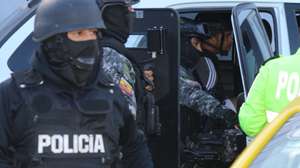 epa11097383 Ecuadorian police hand over Carlos Arturo Landazuri (R), nicknamed 'Comandante Gringo', to Colombian authorities after being captured in the border city of Tulcan, Ecuador, 22 January 2024. The National Police of Ecuador handed over Carlos Arturo Landazuri for allegedly being in command of the Oliver Sinisterra Front, one of the dissidents of the Revolutionary Armed Forces of Colombia (FARC). Landazuri was handed over to the Colombian Police at the Rumichaca border bridge, where he was transferred after being detained on 21 January during a raid on a property in the province of Imbabura, located in the north of the Ecuadorian Andes, as a culmination of a police investigation that took three months.  EPA/XAVIER MONTALVO EDITORIAL USE ONLY/NO SALES/ONLY AVAILABLE TO ILLUSTRATE THE ACCOMPANYING NEWS/CREDIT MANDATORY/HIGHEST QUALITY AVAILABLE