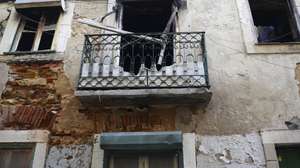 Comerciantes e residentes dizem que pouco mudou na Rua do Terreirinho, na Mouraria, em Lisboa, onde há um ano um incêndio num prédio fez duas vítimas mortais e 14 feridos, Lisboa, 29 de janeiro de 2024. “Mudou muito pouco”, constata o presidente da Junta de Freguesia de Santa Maria Maior, Miguel Coelho (ausente na fotografia), em conversa com a Lusa na Rua do Terreirinho, onde se destaca um alojamento local pintado de amarelo fresco. (ACOMPANHA TEXTO DE 01 DE FEVEREIRO DE 2024). ANTÓNIO COTRIM/LUSA