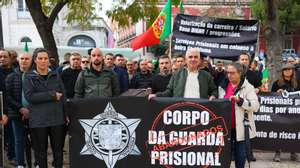 Guardas prisionais participam uma &quot;marcha fúnebre&quot;, carregando um caixão, até ao Ministério da Justiça, para exigir melhores condições e uma equiparação ao suplemento de missão atribuído à PJ, em Lisboa, 22 de fevereiro de 2024. ANTÓNIO COTRIM/LUSA