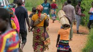 Mmala, aldeia moçambicana em Cabo Delgado, tinha mais de 11 mil pessoas, mas dois ataques dos terroristas levaram a população a fugir nos últimos dias com crianças ao colo, carregando à cabeça o pouco que escapou à destruição. Face a isto, a solução tem sido fugir à pressa, nomeadamente para a vila de Chiùre, hoje o último reduto de alguma segurança nas proximidades. Ainda assim, uma viagem de três dias a pé, por campos agrícolas e estradas, num movimento de milhares de pessoas em simultâneo,  Cabo Delgado, Moçambique, 24 de fevereiro de 2024. (ACOMPANHA TEXTO DE 25/02/2024) PAULO JULIÃO/LUSA