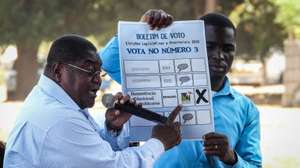 epa07911584 A handout photo made available by Vasco Quembo shows the President of Mozambique National Resistance (RENAMO) and presidential candidate Ossufo Momade (L), addressing supporters during a rally in Mogincual, Nampula Province, Mozambique, 10 October 2019. On 15 October, 12.9 million Mozambican voters will choose the President of the Republic, ten provincial assemblies and their governors, as well as 250 members of the Assembly of the Republic.  EPA/VASCO QUEMBO / HANDOUT  HANDOUT EDITORIAL USE ONLY/NO SALES