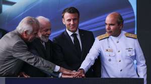 epa11247064 (L-R) Brazilian Minister of Defense Jose Mucio Monteiro, Brazilian President Luiz Inacio Lula Da Silva, French President Emmanuel Macron and the Commander of the Brazilian Navy Admiral Marcos Sampaio Olsen attend the launch ceremony of the Tonero submarine, at the Itaguai naval complex, Rio de Janeiro state, Brazil, 27 March 2024. The submarine, the Tonelero (S-42) of 72 meters long and capable of reaching a speed of up to 37 kilometers per hour, was built at the Itaguai Naval Complex, on the coast of Rio de Janeiro.  EPA/ANDRE COELHO