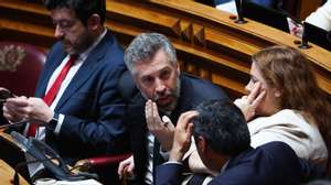 O deputado e secretário-geral do Partido Socialista (PS), Pedro Nuno Santos, durante a sessão plenária de discussão do programa de Governo, na Assembleia da República, em Lisboa, 11 de abril de 2024. JOSÉ SENA GOULÃO/LUSA