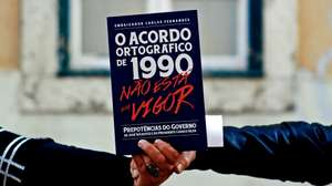 Cerca de 60 pessoas participaram hoje numa ação de protesto contra o Acordo Ortográfico em frente à Academia das Ciências de Lisboa. Organizada pelo grupo  "Em aCção contra o Acordo Ortográfico“, teve como objetivo formar um acordão humano até ao Tribunal Consitucional, em Lisboa, 16 de Fevereiro de 2017. ANTÓNIO PEDRO SANTOS/LUSA
