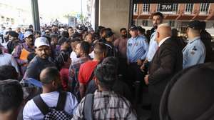 Manifestantes junto à da sede da AIMA - Agência para a Integração Migrações e Asilo em Lisboa na manifestação &quot;Defenda os seus direitos&quot;. Ação de protesto convocada pela comunidade do Bangladesh em Portugal, contra os atrasos na renovação ou emissão do primeiro cartão de residência pelo Instituto dos Registos e do Notariado (IRN) 18 de abril de 2024.  MIGUEL A. LOPES/LUSA