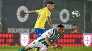 O jogador do Rio Ave, João Teixeira (D), disputa a bola com o jogador do Arouca, Cristo González, durante o jogo da I Liga de futebol disputado no Estádio do Rio Ave, Vila do Conde, 19 de abril de 2024. FERNANDO VELUDO/LUSA