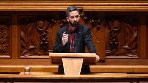 O líder parlamentar do Bloco de Esquerda (BE), Fabian Figueiredo, usa da palavra durante a segunda sessão plenária de discussão do programa de Governo, na Assembleia da República, em Lisboa, 12 de abril de 2024. JOSÉ SENA GOULÃO/LUSA