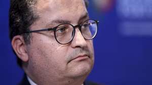 O ministro de Estado e das Finanças, Joaquim Miranda Sarmento, fala aos jornalistas após a reunião do Conselho de Ministros realizada esta manhã na residência oficial, no palácio de São Bento, em Lisboa, 19 de abril de 2024. FILIPE AMORIM/LUSA