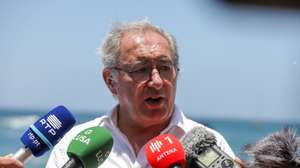 O secretário de Estado das Comunidades de Portugal, José Cesário, fala aos jornalistas durante uma visita ao centro histórico da Cidade Velha (Ribeira Grande), na cidade da Praia, ilha de Santiago, Cabo Verde, 21 de abril de 2024. ELTON MONTEIRO/LUSA