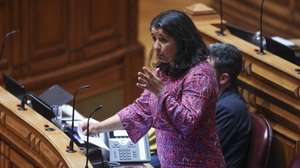 A líder parlamentar do Partido Comunista Português (PCP), Paula Santos, intervém durante o debate parlamentar de urgência pedido pelo PS sobre a descida do IRS anunciada pelo primeiro-ministro, Luís Montenegro. Assembleia da República em Lisboa, 17 de abril de 2024. MIGUEL A. LOPES/LUSA