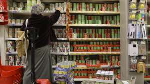 Pessoas abastecem-se num supermercado, no Porto, 12 de março de 2020. Em Portugal, a Direção-Geral da Saúde (DGS) atualizou hoje o número de infetados com o Covid-19, que registou o maior aumento num dia (19), ao passar de 59 para 78, dos quais 69 estão internados. JOSÉ COELHO/LUSA
