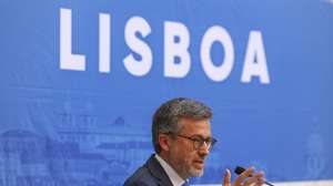 O presidente da Câmara Municipal de Lisboa, Carlos Moedas, intervém durante a cerimónia de inauguração da nova residência de estudantes da Universidade de Lisboa, 17 de abril de 2024. TIAGO PETINGA/LUSA