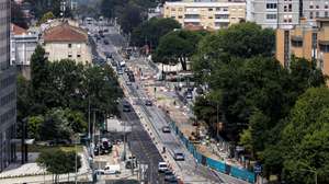 A construção do 'metrobus' do Porto avança na Avenida da Boavista e até já levantou velhos carris do elétrico, num esforço de uniformização daquela 'artéria' da cidade, apesar de não incluir uma ciclovia em toda a sua extensão, Porto, 21 de julho de 2023. O novo serviço da Metro do Porto ligará a Casa da Música à Praça do Império (em 12 minutos) e à Anémona (em 17) em junho de 2024 com recurso a autocarros a hidrogénio, circulando em via dedicada na Avenida da Boavista e em convivência com os automóveis na Avenida Marechal Gomes da Costa. (ACOMPANHA TEXTO DE 22-07-2023) JOSÉ COELHO/LUSA