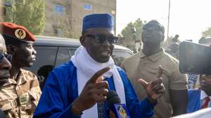 epa11321072 Chadian Prime Minister and candidate for the presidential elections Succes Masra (C) talks to reporters after casting his vote in the presidential election in Nâ€™Djamena, Chad, 06 May 2024. Over 8 millions citizens in Chad, a landlocked and arid country of 18 million people in Central Africa, are eligible to cast their votes for the presidential elections on 06 May 2024, according the the national agency in charge of elections.  EPA/CHANCELIN MBAIRAMADJI MOITA