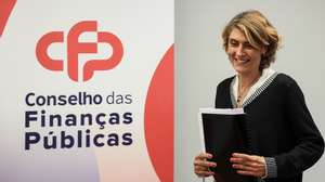 A presidente do Conselho das Finanças Públicas (CFP), Nazaré da Costa Cabral, momentos antes de intervir durante a conferência de imprensa para a apresentação pública do relatório &quot;Perspetivas Económicas e Orçamentais 2024-2028&quot;, em Lisboa, 09 de abril de 2024.  ANTÓNIO COTRIM/LUSA.