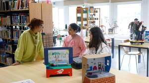 A coordenadora da Rede Nacional de Bibliotecas Escolares, Manuela Pargana da Silva (E), conversa com estudantes várias nacionalidades na Escola Francisco Arruda, Alcântara, em Lisboa, 16 de maio de 2024. A multiplicação de nacionalidades tem sido um grande desafio nas escolas e tornou as bibliotecas escolares num polo de acolhimento e de integração de alunos imigrantes, afirmou a Coordenadora da Rede Nacional de Bibliotecas Escolares, Manuela Pargana da Silva. (ACOMPANHA TEXTO DA LUSA DO DIA 21 DE MAIO DE 2024). ANTÓNIO PEDRO SANTOS/LUSA