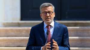 O presidente da Câmara Municipal de Lisboa, Carlos Moedas, fala aos jornalistas no final de um encontro com primeiro-ministro, Luís Montenegro (ausente da fotografia), no Palácio de São Bento, em Lisboa,  21 de maio de 2024. ANTÓNIO COTRIM/LUSA